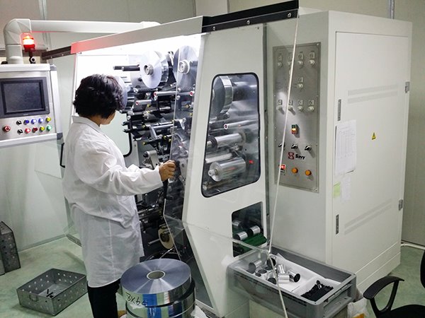 哪些因素会造成电力电容器质量的差异？